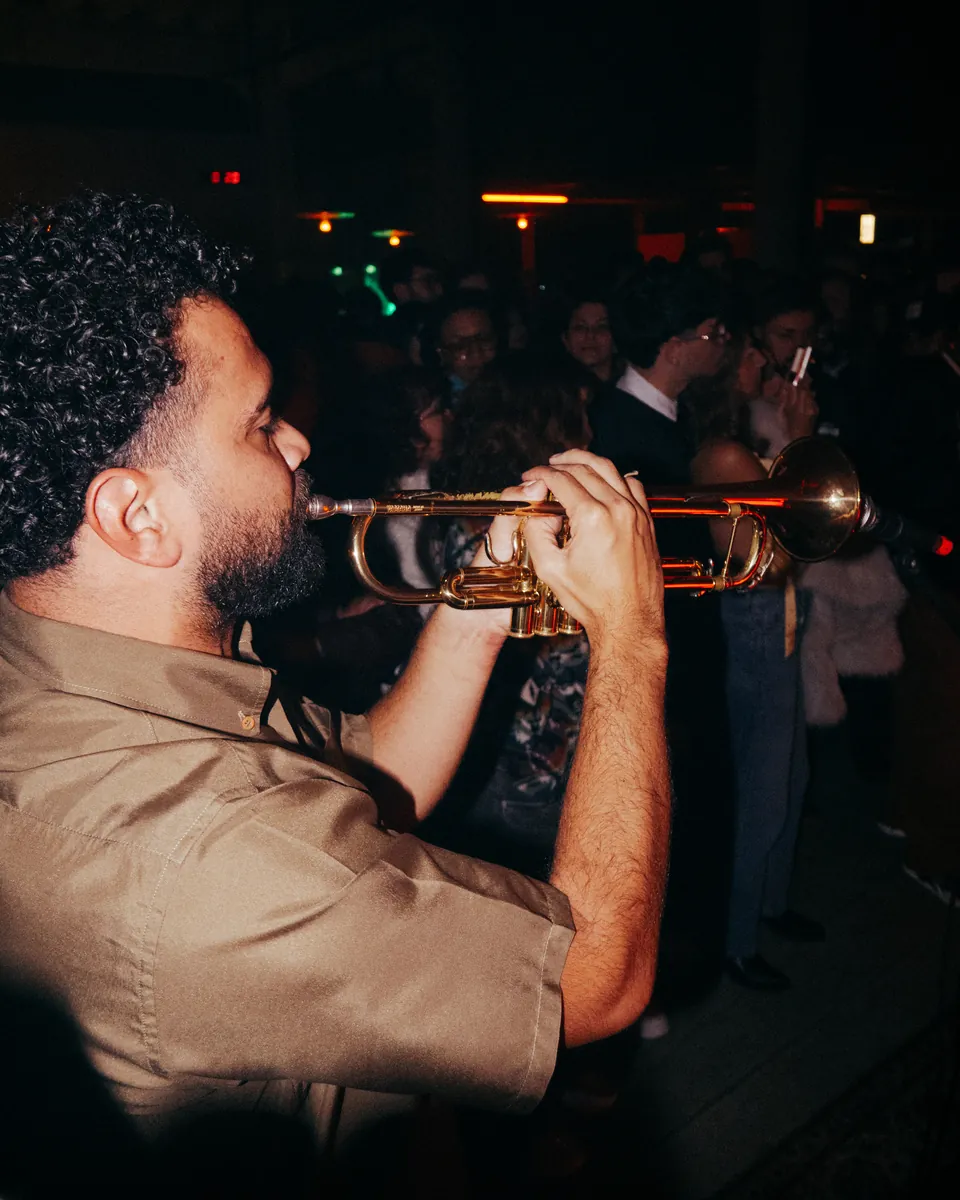 Trompetista tocando diante do público.