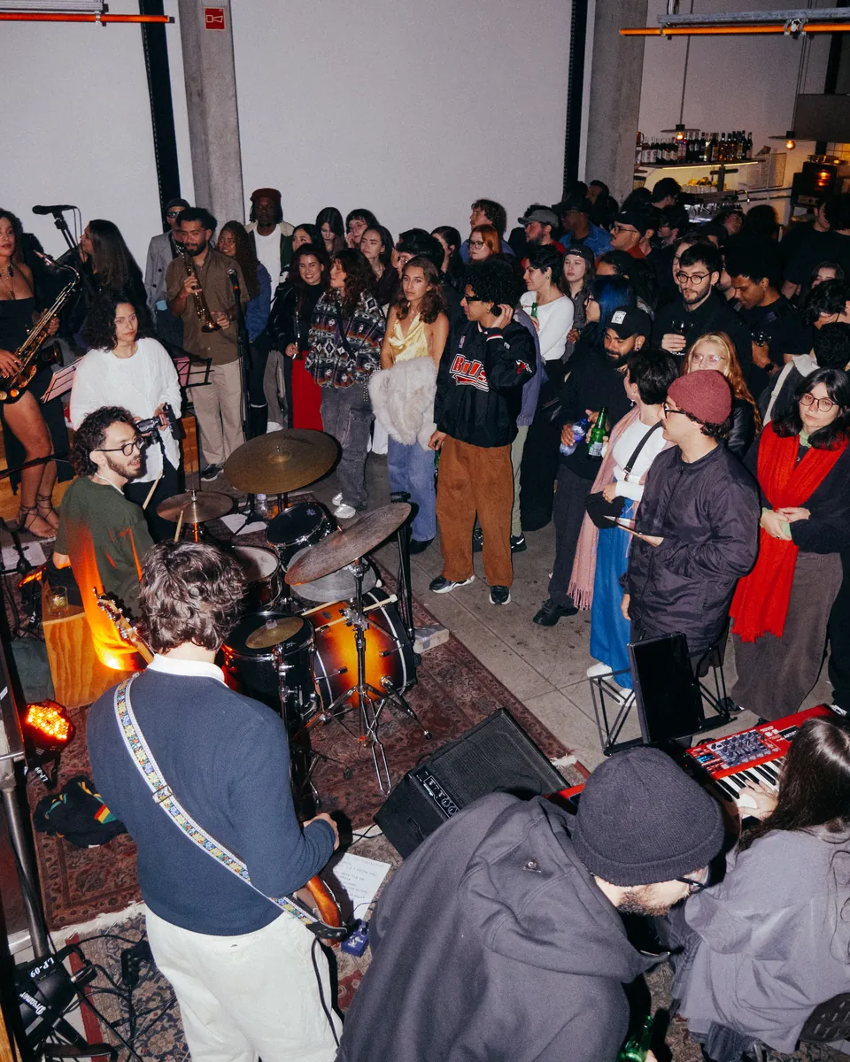 Músicos e público reunidos ao redor da bateria.