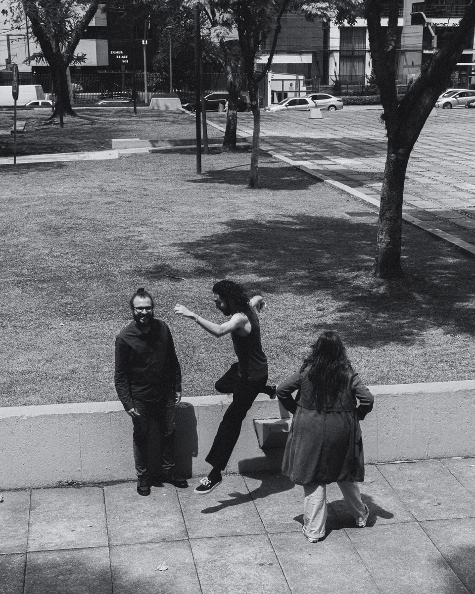Lima O Trio em um registro espontâneo no espaço urbano.