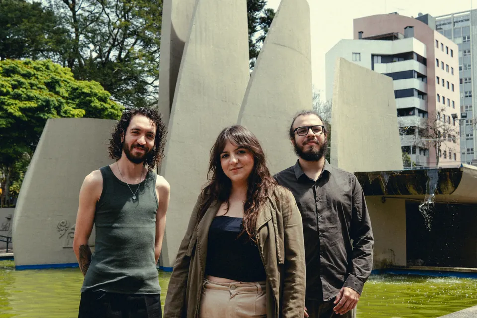Lima O Trio em ensaio fotográfico ao ar livre.