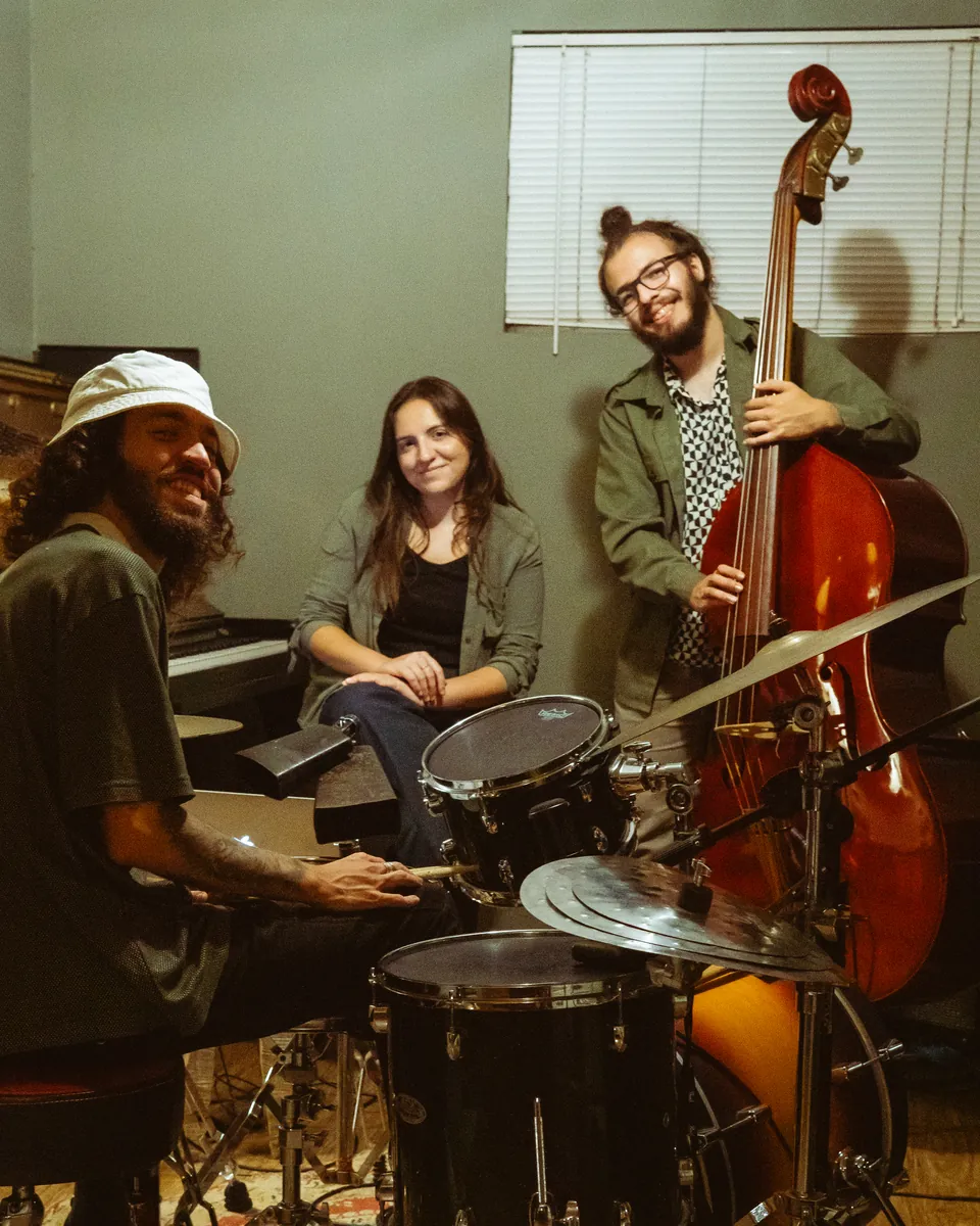 Lima O Trio junto ao piano, bateria e contrabaixo.