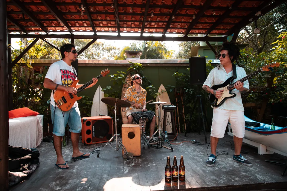 Los Mudos em apresentação, com baixo, bateria e guitarra.