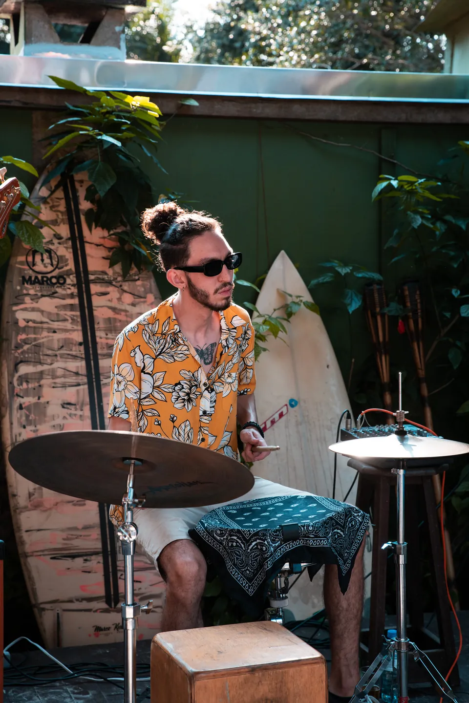 Baterista tocando entre pratos e instrumentos de percussão, em Los Mudos.