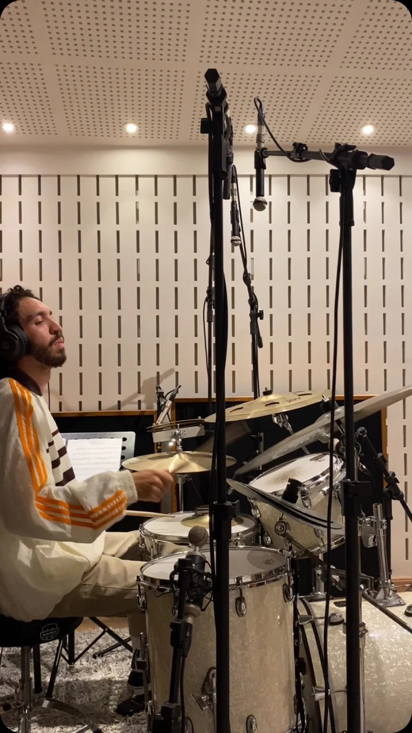 João Soares gravando bateria em estúdio.